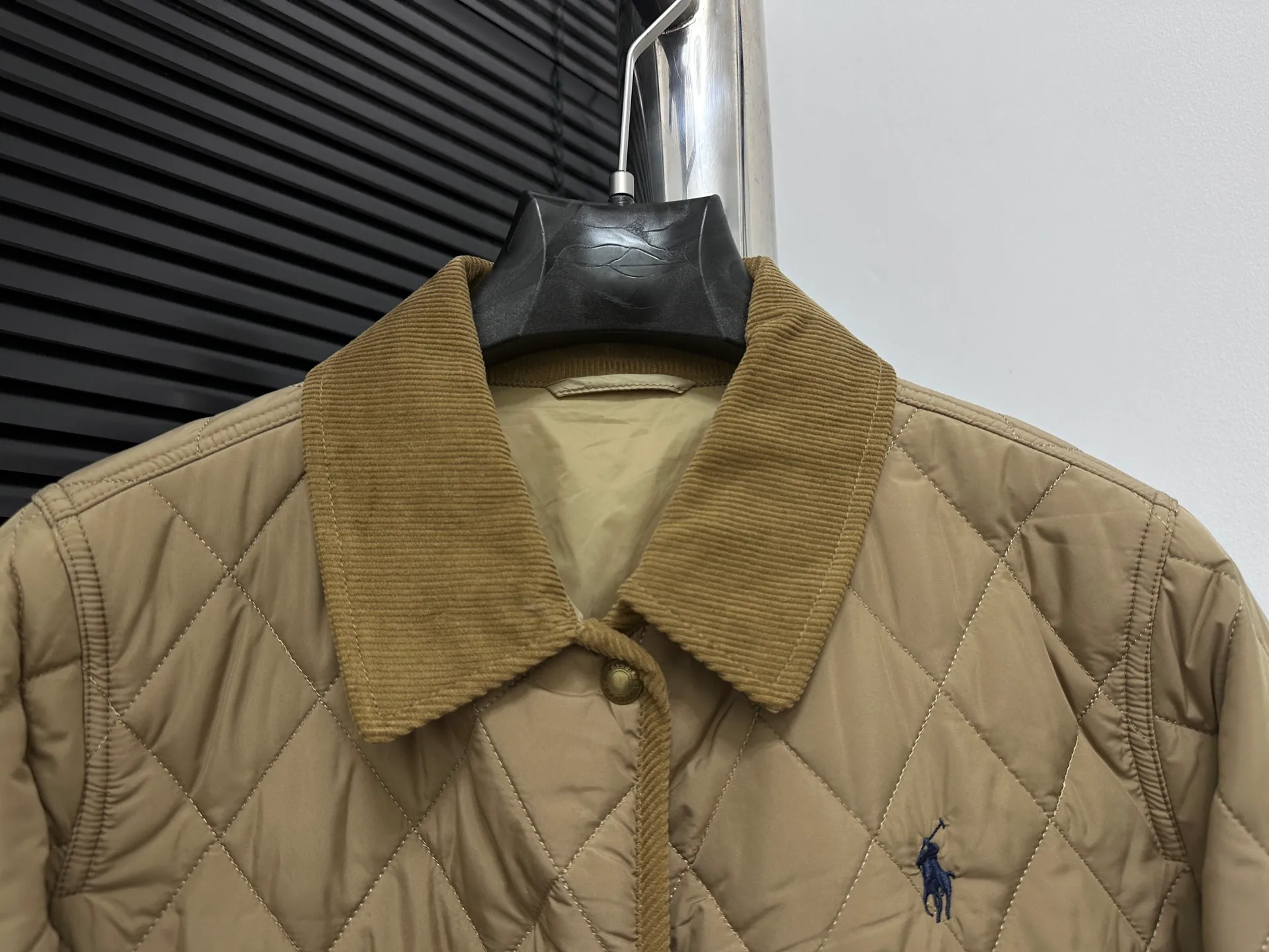 ￼ P530 【Ralph Lauren】Ralph Lauren cotton-padded jacket. The face is filled with imitation down cotton. Three-in-one rhombus quilted embroidery. Soft and comfortable. Warm and comfortable. Corduroy strips run through the whole body. No knots or overlaps. Artificial curling. Fine workmanship. Does not look bloated. The upper body is light and not bloated. Soft and comfortable. Highly recommended. Size: S M L
